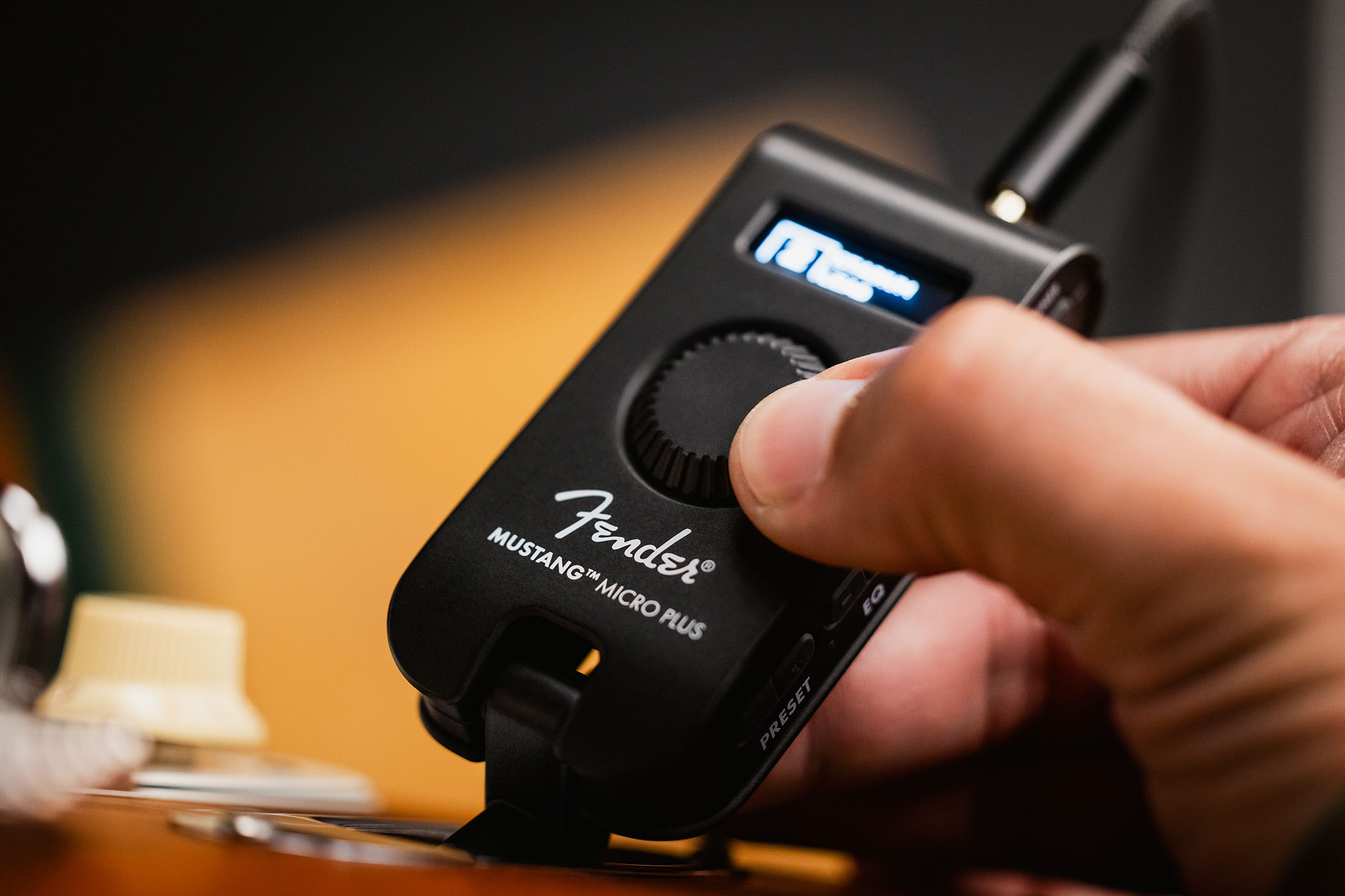 fender mustang micro plus demo 02 2100x1400